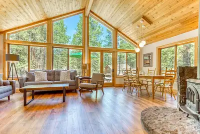 Image de Spacious home with private hot tub & sauna, fireplace, deck, onsite pool and gym