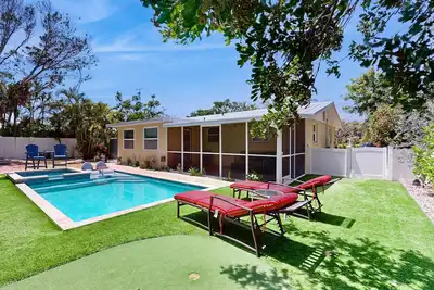 Image de Dog-friendly home with amazing backyard, pool, spa, putting green & game room