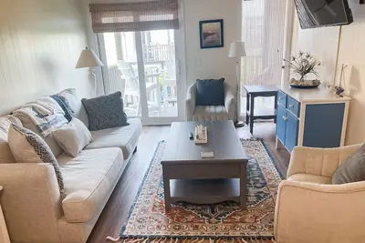 Image de Cheery coastal condo with balcony, Ac, W/D, 2 pools, grills, & beach access