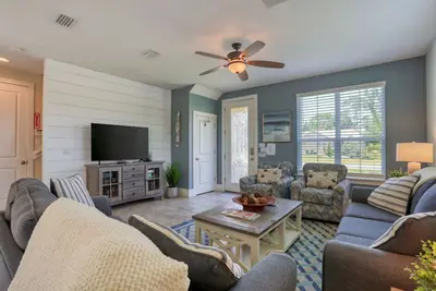 Image de Updated home near beach w/ fenced yard, pool & grill - Snowbirds & Dogs Welcome!