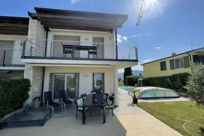 Image de Modernes Haus mit Großem Pool und Herrlichem Seeblick