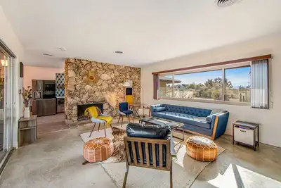 Image de Spacious mountain-view home with private hot tub, outdoor pools, firepit, grill