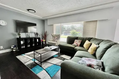 Image de Charming, well lit 3 bedroom 1. 5 bathroom house