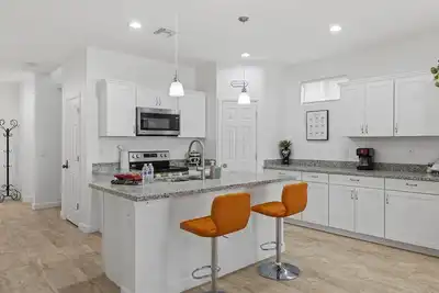 Image de Newly built large town🏠 in 🧡of Phx, right by Chase Field& Convention, bars  💃