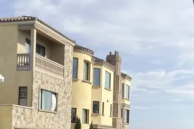 Image de Newly remodeled beach cottage steps to the sand with Ocean view. New everything!