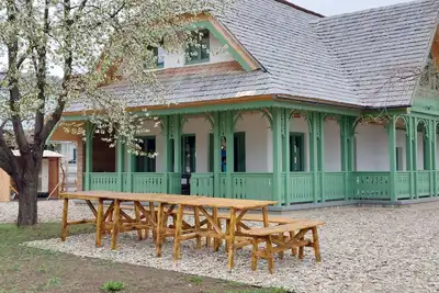 Image de Traditional Romanian cottage w\/firepit, huge garden