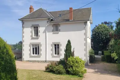 Image de Belle maison familiale au calme avec terrasse, piscine et jardin