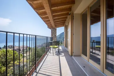 Image de Maison de vacances Casa Panoramica avec vue sur le lac, piscine partagée et Wi-Fi.