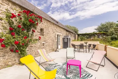 Image de Charmante Maison avec Terrasse Fermée et Parking Privé, Animaux Acceptés, WiFi