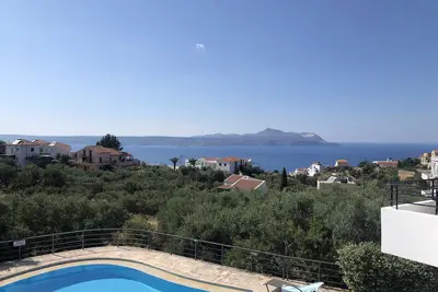 Image de Villa Boutique, vue spectaculaire sur la mer et la montagne.