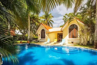 3bd villa with private pool, free shuttle bus, waterpark, mini-golf