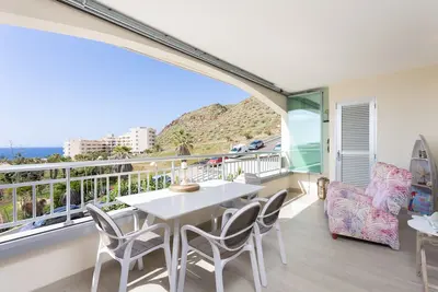 Image de New Luxury Oceanfront Apartment with beautiful Seaview, Wifi, Pool