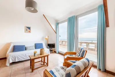 Image de Studio avec grande terrasse et vue mer pour 3