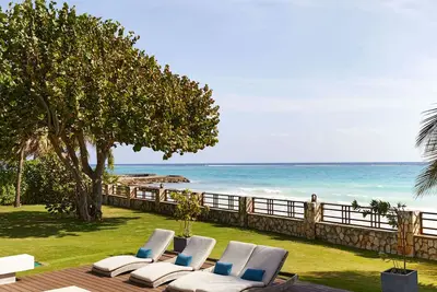 Image de Luxury modern villa located right on the beach