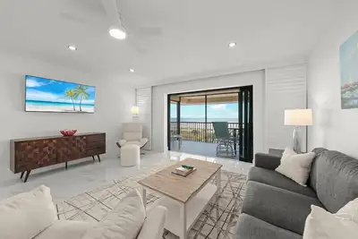 Image de Sanddollar #B301 is a 2/2 Beach Front Vacation Rental on Sanibel Island