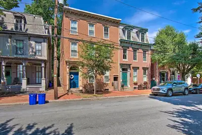 Image de 1 Mi to Dtwn: Historic Harrisburg Home
