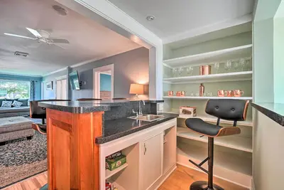 Image de Downtown Retreat w/ Grill, Fire Pit & Wet Bar