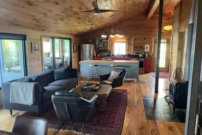 Image de Charming, updated lakeside cottage