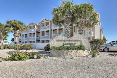 Image de Townhome with two balconies, central Ac & on-site pool - walk to Gulf shoreline