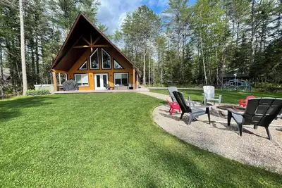 The Chutes Chalet- 4 Season River Front with Hot Tub!