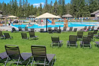 Image de Spacious home with private hot tub, deck, grill, Sharc passes & on-site pools