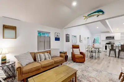 Image de Beautifully renovated home walking distance to the beach & downtown Hyannis