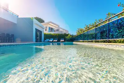 3-bedroom/3-bathroom villa, guest-friendly, pool, free bus to clubs&beaches