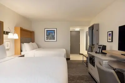 Image de Family & Friends Getaway! Four Modern Units! Indoor Swimming Pool, On-site Bar!