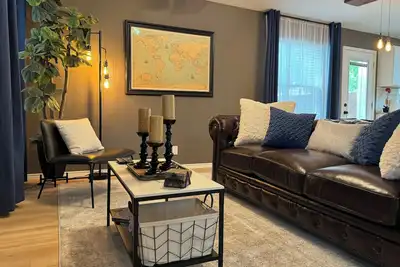 Image de Modern Industrial Home in Gated Neighborhood!