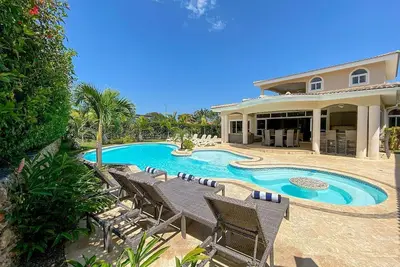6bd villa private pool/cable Tv/WiFi, free shuttle bus, mini-golf, waterpark!