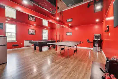 Image de Huge screened porch\/ Jacuzzi \/ Game room\/ Trampoline\/ Fire pit \/ Lake access