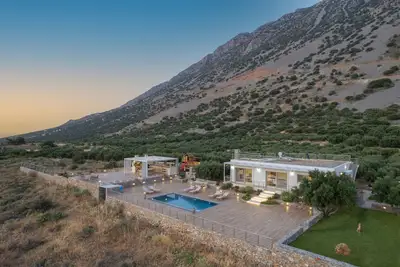 Image de New Villa of the hill with Heated Pool, Bbq & Kids Playground