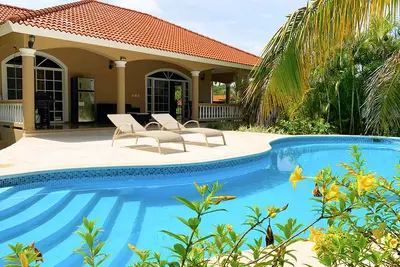 Large 5-bedroom guest-friendly villa in downtown Sosua, cable Tv/Wi-Fi/pool