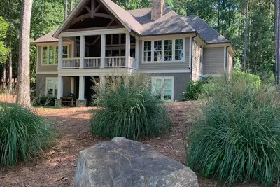 Image de Lake front home in Reynolds Lake Oconee. Available Masters week.