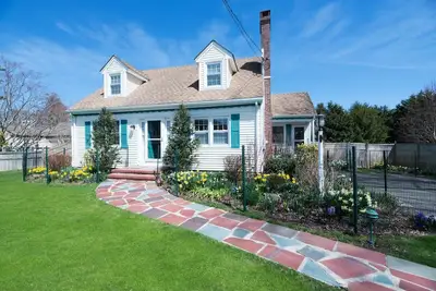 Image de 4br Cape Home w Lg Screened Porch. 1m walk/drive Greenport Shops + Dining.