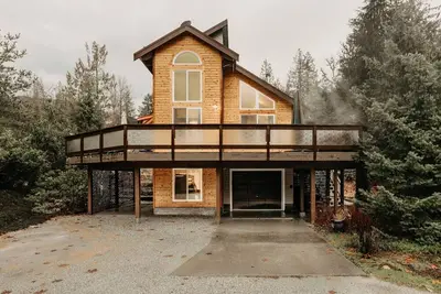 Image de 80mbr - Hot Tub - WiFi - Bbq - Wood Stove - Sleeps 9! by RedAwning