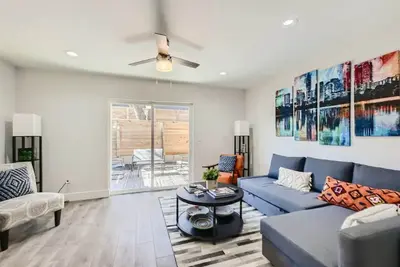 Image de Entire 2 floor condo @ heart of Atx
