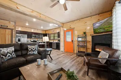 Image de 5br Cabin - Sleeps 12 - Hot Tub + Arcade - 10min to Dollywood