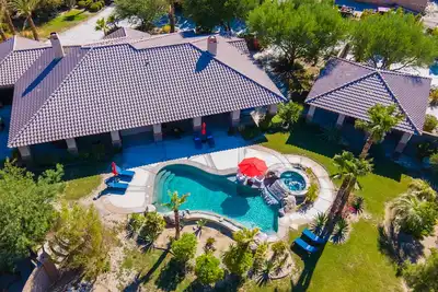 Image de Luxurious Dream pool estate, acre lot, music allowed.