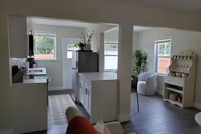 Image de 5 Min Walk to the Ave 5 min Drive to the Beach! Pet friendly!