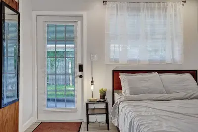 Image de Spacious Queen Suite • Near Beach & Dining
