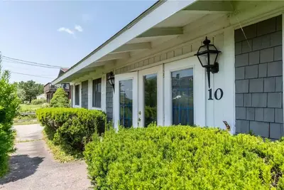 Image de Airy beach cottage steps away from Pine Point Beach!