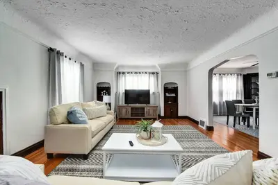 Image de Historic District 2br on 2nd Floor near Cleveland Clinic ~ Safe & Quiet Area