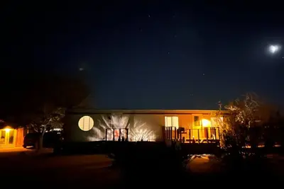 Image de Five acre mesa to roam with infinity jacuzzi, star gazing, and art studio. \n