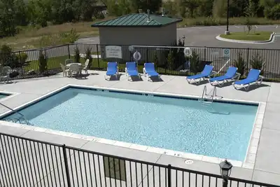 Image de Suite Near Pikes National Forest | Outdoor Pool