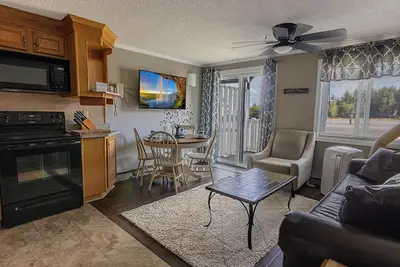 Image de Ml 109-Enjoy summer in this inviting bike-in/out 1br with brand new deck!
