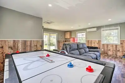 Image de Walk to Lake George: Family Escape w/ Game Room!