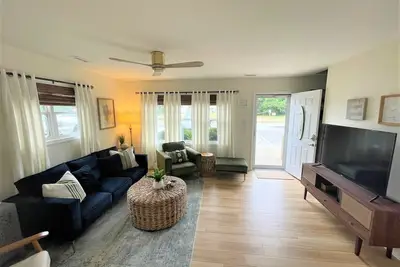 Image de 5 minute walk to the beach, centrally located, newly refurbished