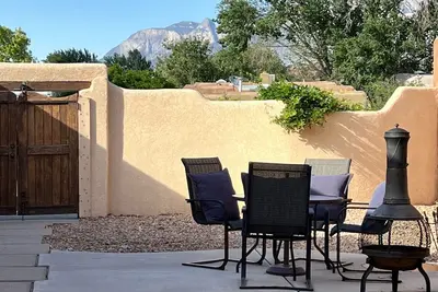 Image de Peaceful Courtyard Haven in Albuquerque's Ne Heights, with Garage
