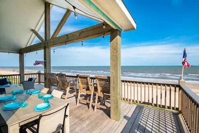 Image de Gulf Front Luxury Beach House w/Mini Golf, Hot Tub, Firepit + Family Friendly